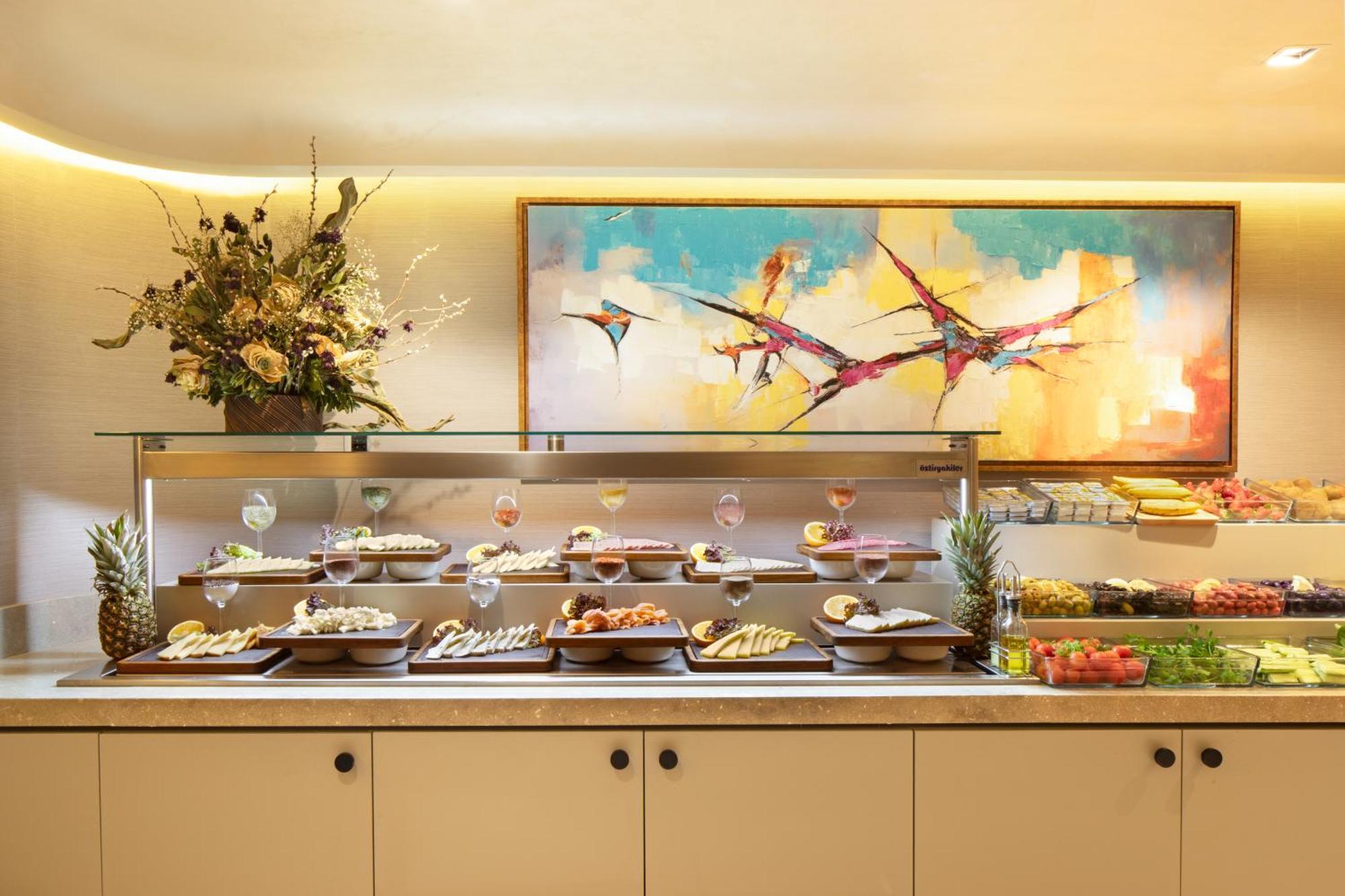 Bentley Hotel Old City-Special Class Istanbul Exterior photo A buffet at a hotel