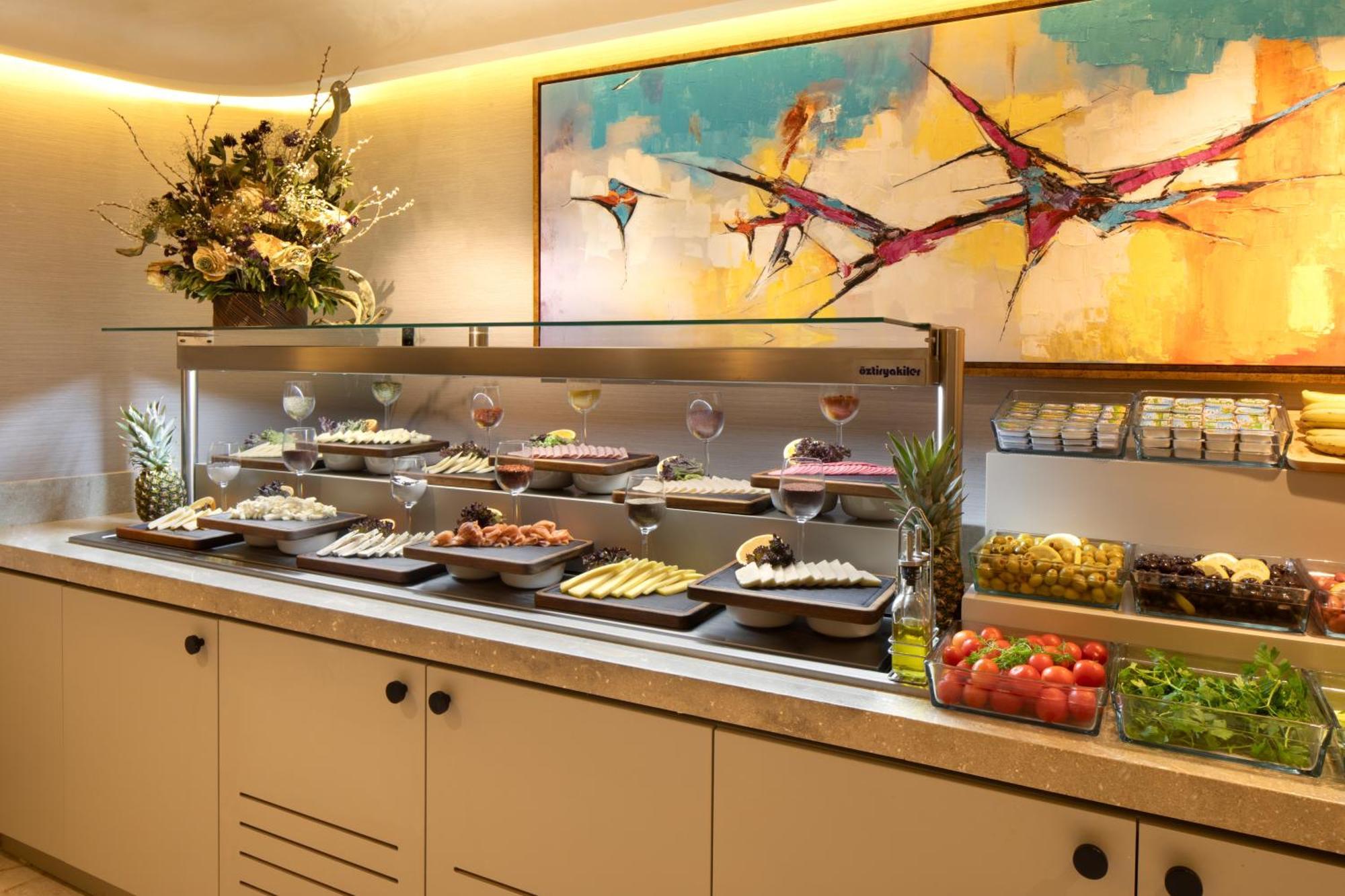 Bentley Hotel Old City-Special Class Istanbul Exterior photo A buffet at a hotel